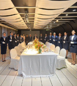 Foto di gruppo degli studenti della Hotel Business School durante lo scambio con la International Butler Academy