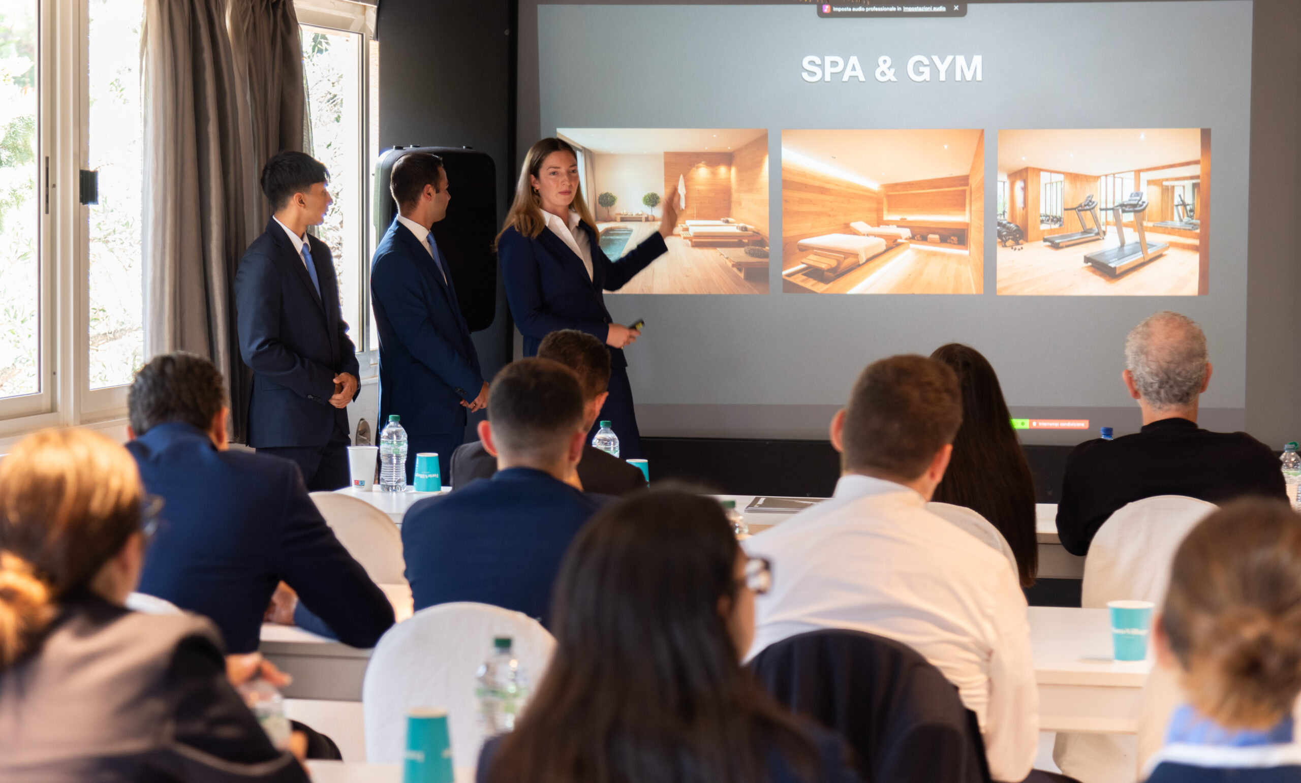 Foto di una presentazione in aula da parte degli studenti della Hotel Business School